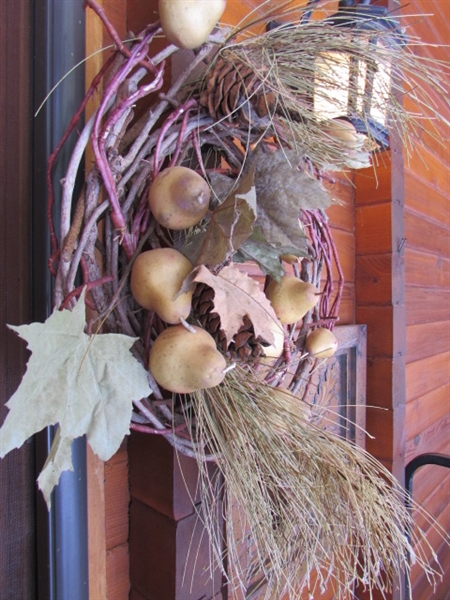 WREATH & METAL WALL ART