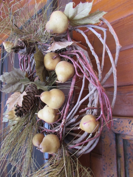 WREATH & METAL WALL ART