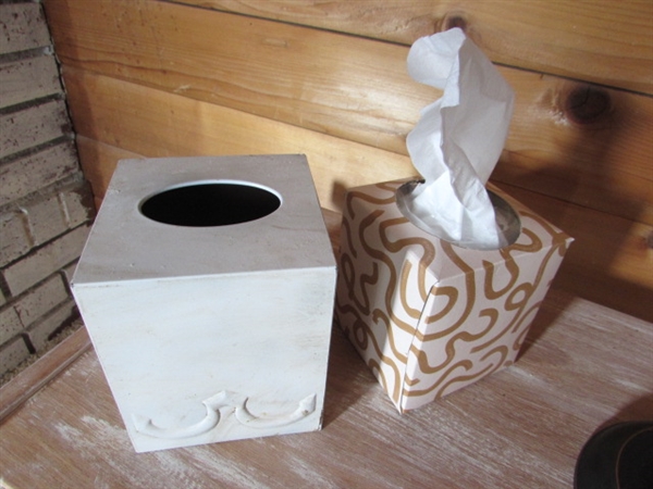 SIDE TABLE W/LAMP & TISSUE BOX