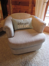 SWIVEL EASY CHAIR W/DECORATIVE PILLOW