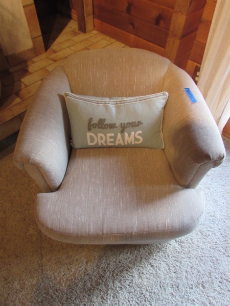 SWIVEL EASY CHAIR W/DECORATIVE PILLOW