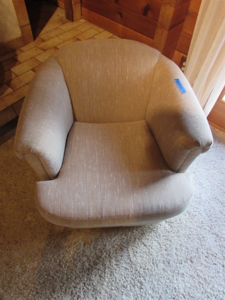 SWIVEL EASY CHAIR W/DECORATIVE PILLOW