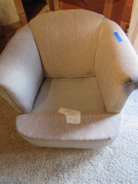 SWIVEL EASY CHAIR W/DECORATIVE PILLOW