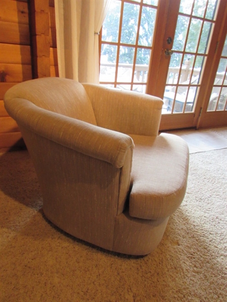 SWIVEL EASY CHAIR W/DECORATIVE PILLOW