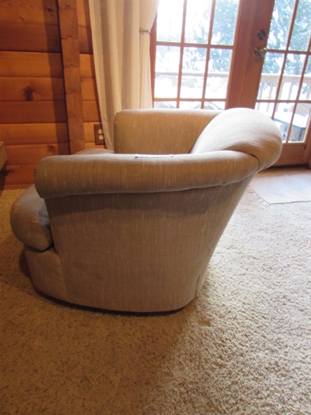 SWIVEL EASY CHAIR W/DECORATIVE PILLOW