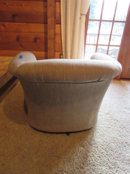 SWIVEL EASY CHAIR W/DECORATIVE PILLOW