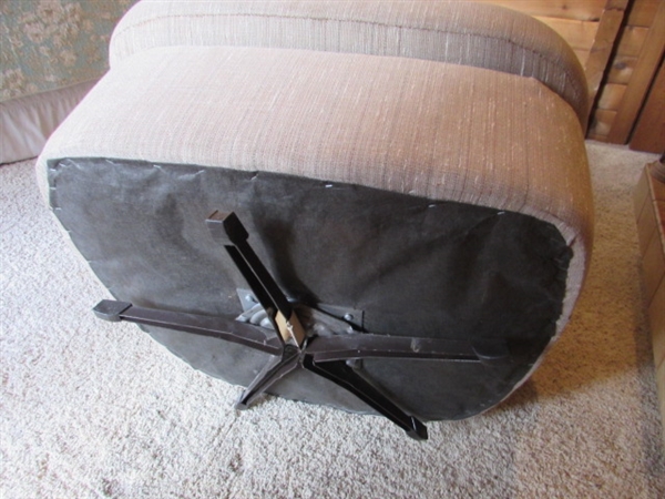 SWIVEL EASY CHAIR W/DECORATIVE PILLOW