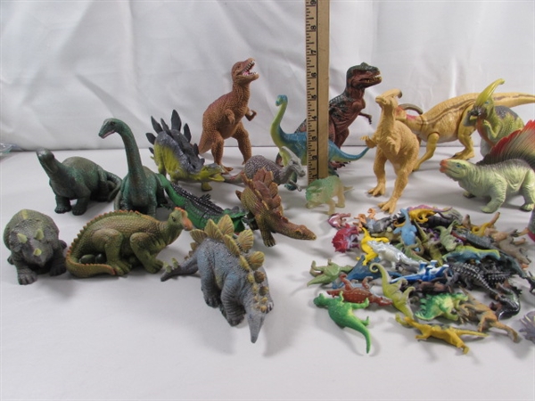 DINOSAUR TOYS & FIGURINES