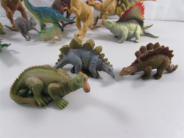 DINOSAUR TOYS & FIGURINES