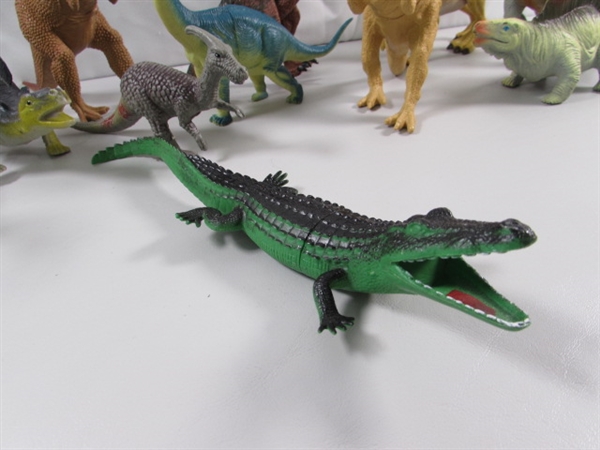 DINOSAUR TOYS & FIGURINES