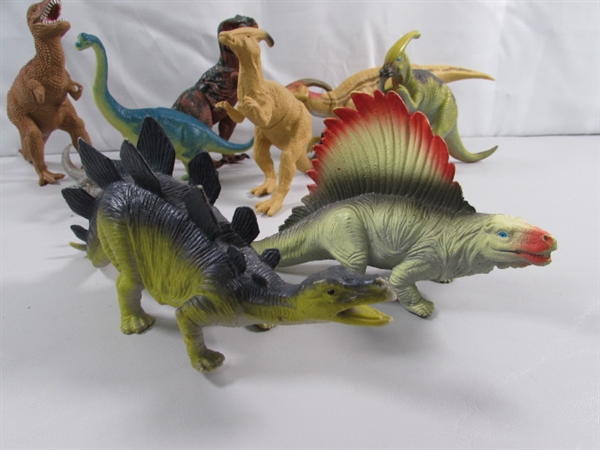 DINOSAUR TOYS & FIGURINES