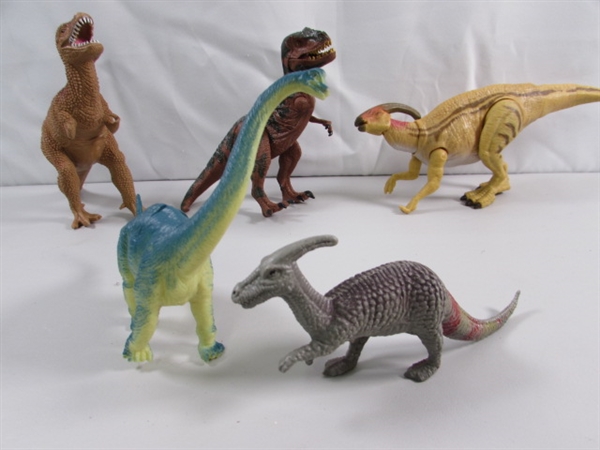 DINOSAUR TOYS & FIGURINES