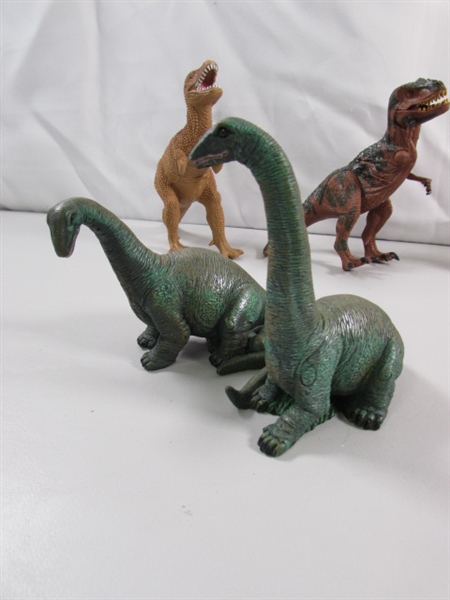 DINOSAUR TOYS & FIGURINES