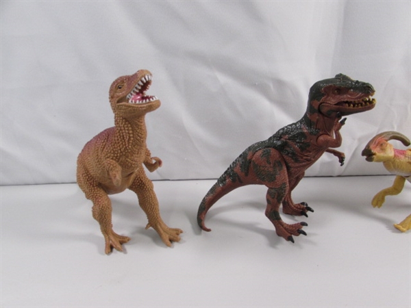 DINOSAUR TOYS & FIGURINES