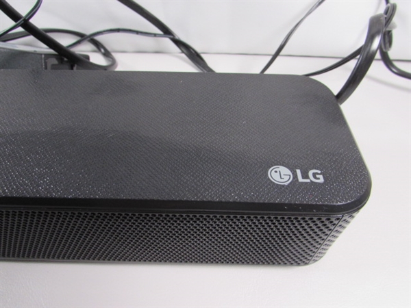 LG WIRELESS SOUNDBAR & SUBWOOFER W/REMOTE - POWERS ON