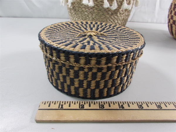 WOVEN BASKETS & TRIVET