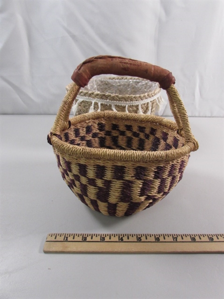 WOVEN BASKETS & TRIVET