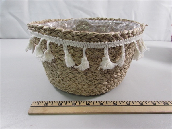 WOVEN BASKETS & TRIVET