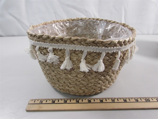 WOVEN BASKETS & TRIVET