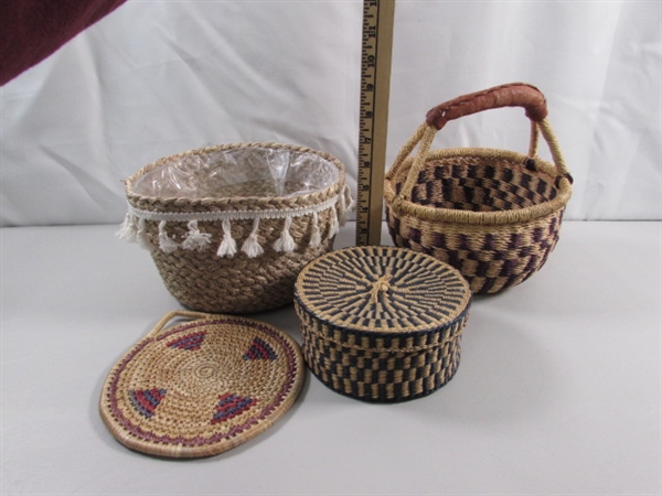 WOVEN BASKETS & TRIVET