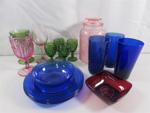 MIXED LOT OF COLORED GLASSWARE