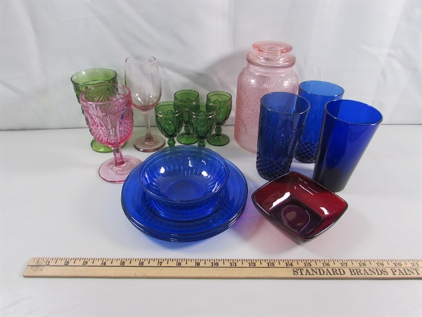 MIXED LOT OF COLORED GLASSWARE