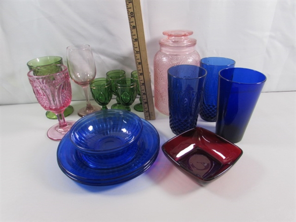 MIXED LOT OF COLORED GLASSWARE