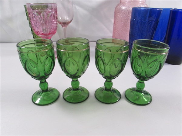 MIXED LOT OF COLORED GLASSWARE