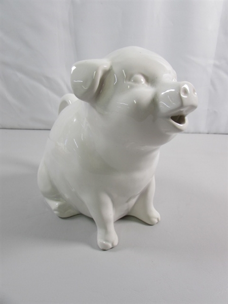 LIDDED PIE PLATE & PIG PITCHER