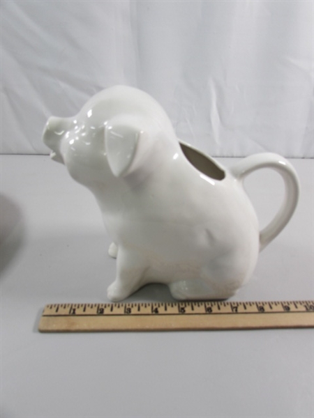 LIDDED PIE PLATE & PIG PITCHER