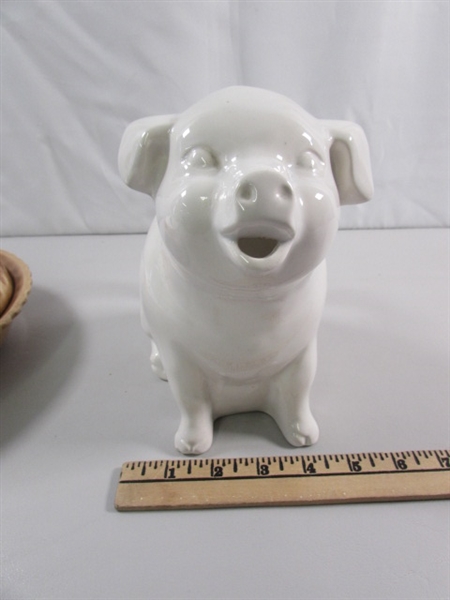 LIDDED PIE PLATE & PIG PITCHER