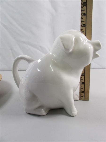 LIDDED PIE PLATE & PIG PITCHER