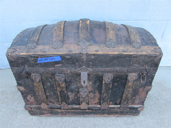 VINTAGE/ANTIQUE CAMEL BACK TRUNK