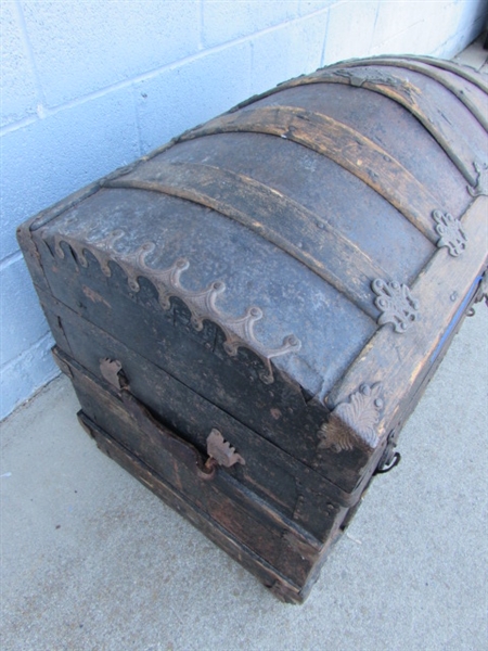 VINTAGE/ANTIQUE CAMEL BACK TRUNK