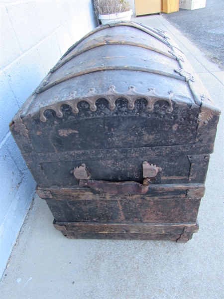 VINTAGE/ANTIQUE CAMEL BACK TRUNK