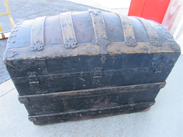 VINTAGE/ANTIQUE CAMEL BACK TRUNK