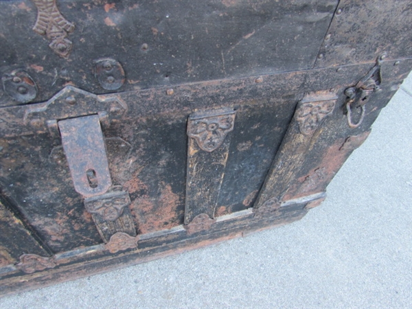 VINTAGE/ANTIQUE CAMEL BACK TRUNK