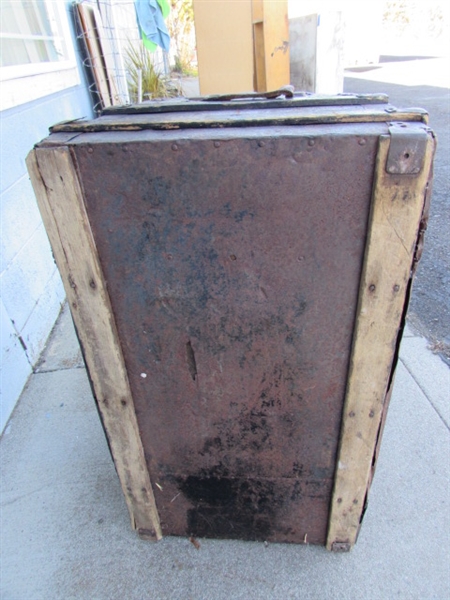 VINTAGE/ANTIQUE CAMEL BACK TRUNK