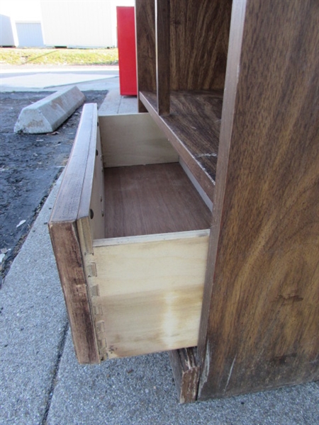 VINTAGE 1970'S 5-SHELF BOOKCASE WITH DRAWER