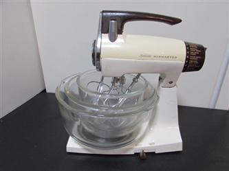 SUNBEAM MIXMASTER W/BEATERS & BOWLS - NEEDS A POWER CORD