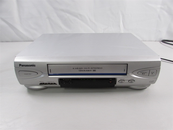 VINTAGE PANASONIC 4-HEAD VCR - VHS PLAYER - POWERS ON