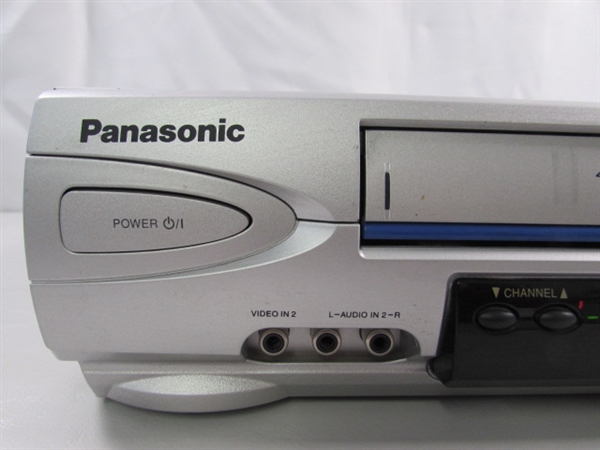 VINTAGE PANASONIC 4-HEAD VCR - VHS PLAYER - POWERS ON