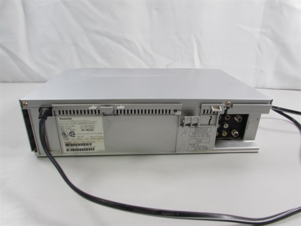 VINTAGE PANASONIC 4-HEAD VCR - VHS PLAYER - POWERS ON