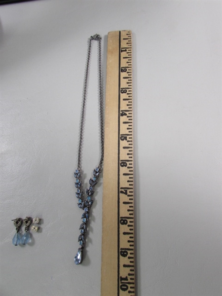 VINTAGE AVON SILVERTONE & BLUE RHINESTONE NECKLACE & EARRING SET