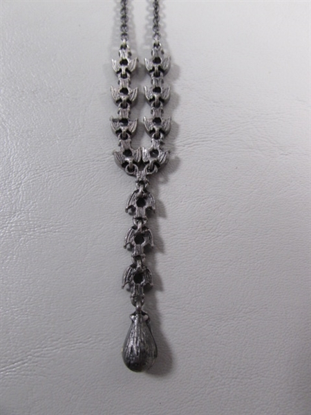 VINTAGE AVON SILVERTONE & BLUE RHINESTONE NECKLACE & EARRING SET