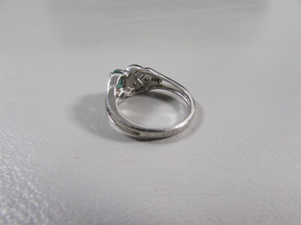 STERLING SILVER RING W/GREEN STONE - SIZE 7