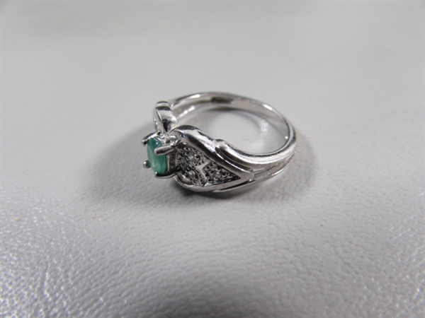 STERLING SILVER RING W/GREEN STONE - SIZE 7