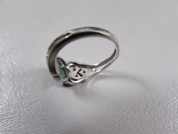 STERLING SILVER RING W/GREEN STONE - SIZE 7