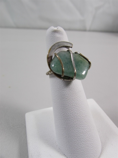 UNIQUE SILVERTONE RING W/GREEN STONE - SIZE 8