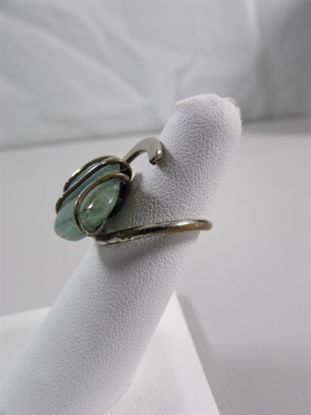 UNIQUE SILVERTONE RING W/GREEN STONE - SIZE 8